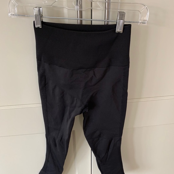 Like new Lululemon compression crop leggings sz 4 - Picture 3 of 6